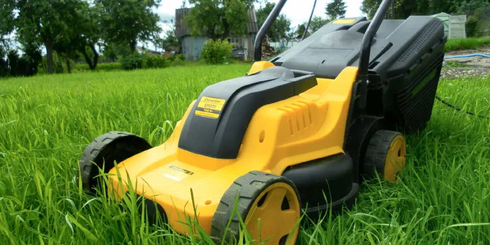 Main Differences Between Gas and Electric Lawn Mowers