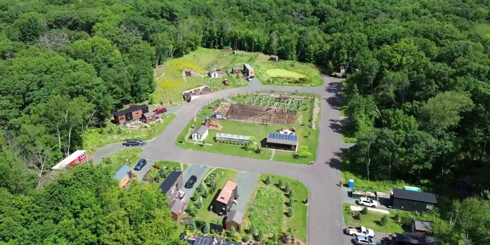 Tiny Timbers Agrihood: 16 крошечных домов вокруг сада в Сент-Круа-Фолс