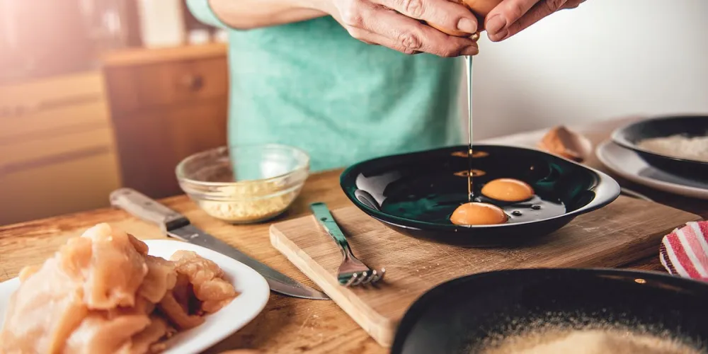 Вспышка сальмонеллеза: куриное мясо и яйца под подозрением, Великобритания лидирует по числу заболевших