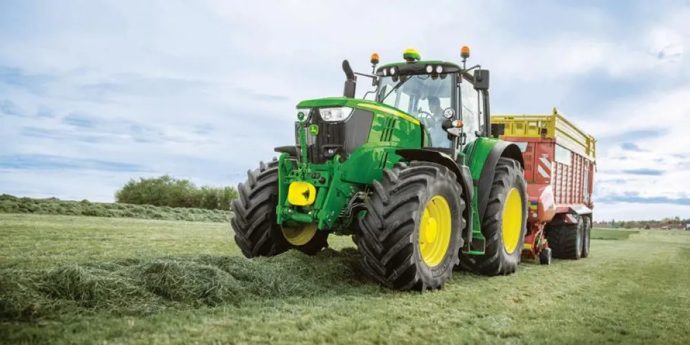 Трактора, выпущенные под торговой маркой John Deere, — мощные и надежные машины для работы в полях и выполнения специальных работ.