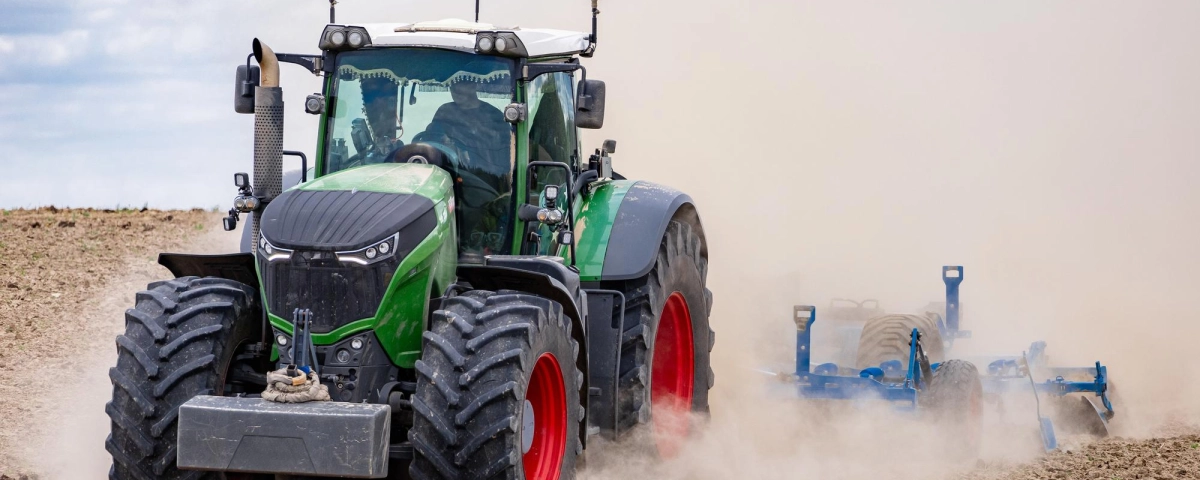 Трактор с кабиной или без: что выгоднее для ежедневной работы в хозяйстве