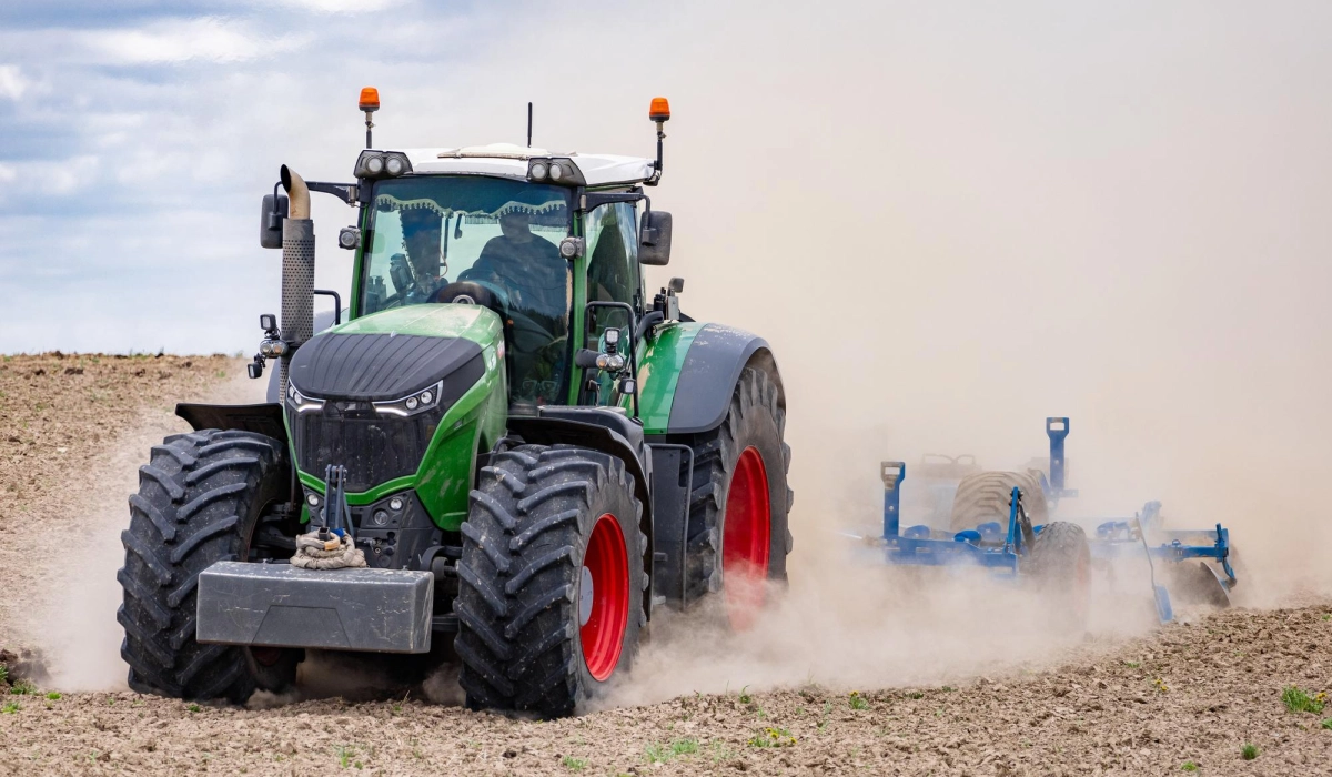 Трактор с кабиной или без: что выгоднее для ежедневной работы в хозяйстве