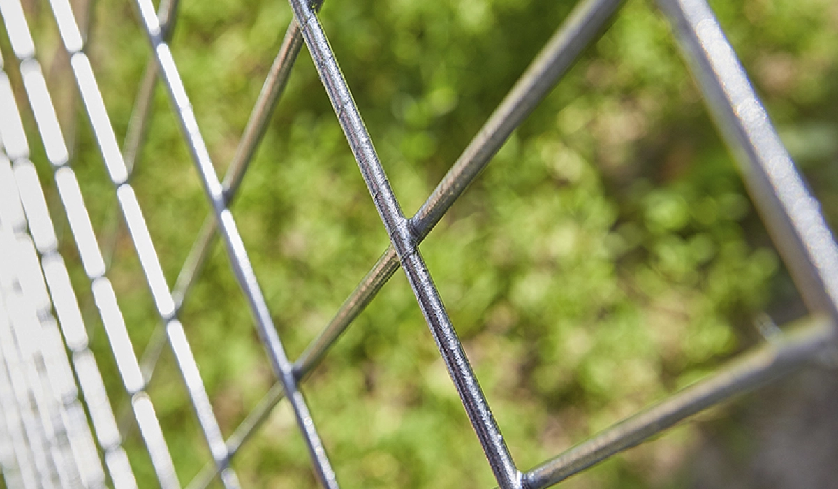 Сварная оцинкованная сетка: ключевые характеристики, качество и выгодная цена