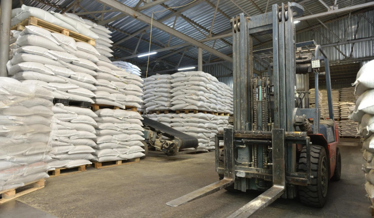 Как выбрать комплектовщик заказов для склада: основные параметры и советы