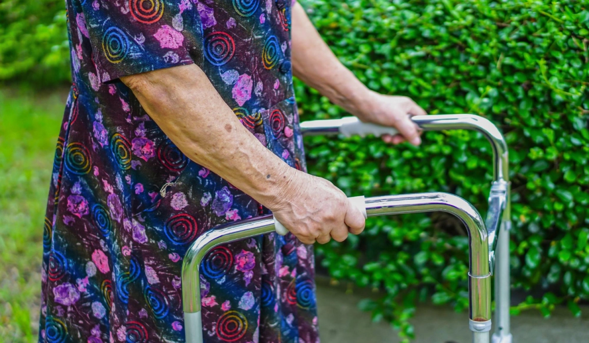 Як вибрати ходунки для літньої людини: без коліс, з двома або з чотирма?