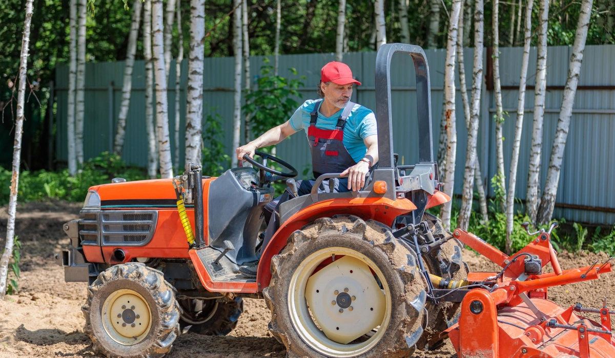 трактор без кабины для работы в хозяйстве и перевозки грузов