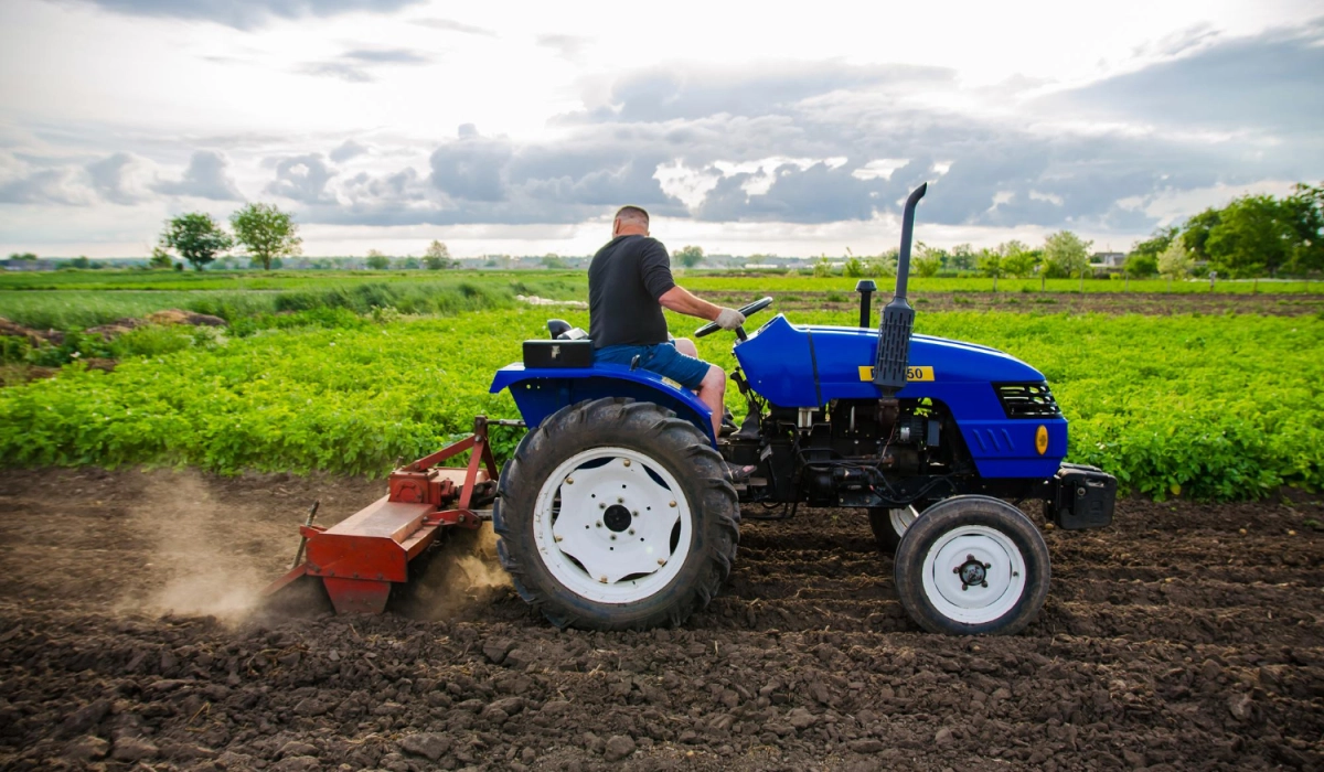 сравнение трактора с кабиной и без кабины для ежедневной работы