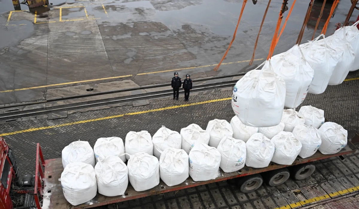Разгрузка удобрений в китайском порту Чжанцзяган