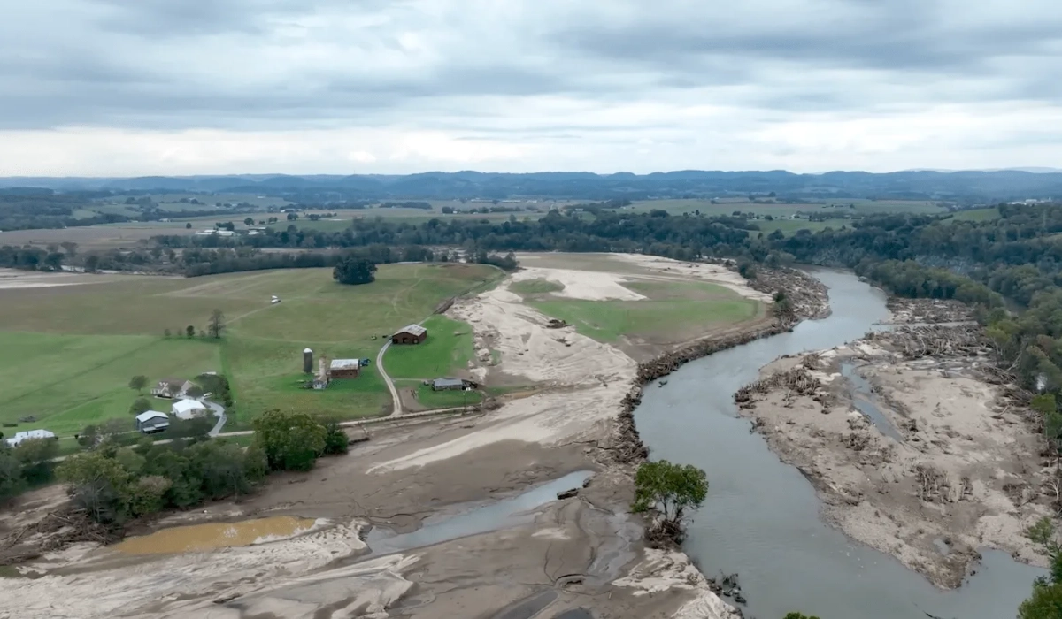 Вид с воздуха на ферму Уилла Раниона в восточном Теннесси после наводнения, вызванного ураганом Хелен