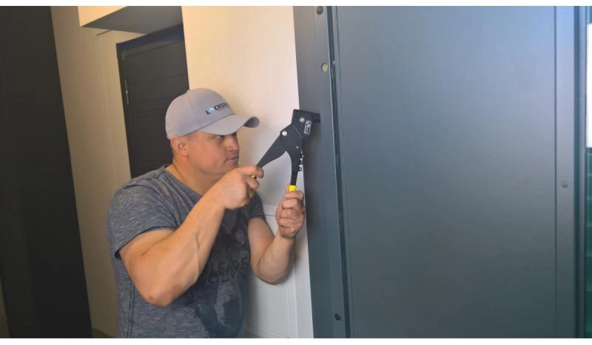 Как обшить дверь?