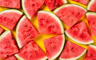 Срезы арбуза на желтом фоне - Гарный