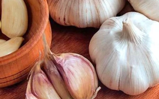 Гармошки чеснока на деревянной доске - Дегтярский