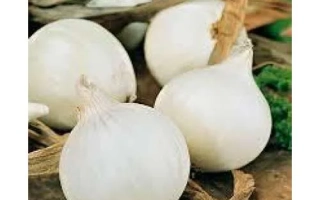 Гусар | Гусар — чеснок на деревянной подложке с зеленью