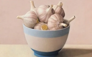 Чеснок в керамической миске на светлом фоне - ПАМЯТИ ЕРШОВА