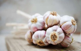 Головки чеснока на деревянной поверхности - Вайталиум