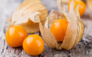 Свежие плоды физалиса лимонного сорта на деревянной поверхности - Лимонный