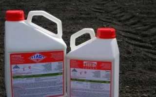 Две канистры гербицида Бицепс Гарант с красными крышками и этикетками на белом фоне