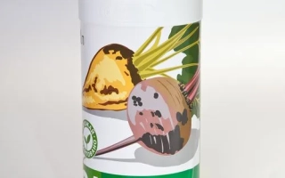 Белая бутылка с этикеткой 'Альфа-Бригадир' и изображением растений