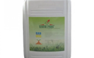 Белая канистра с этикеткой Bumerang w.r. на фоне травы - Бумеранг в.р.