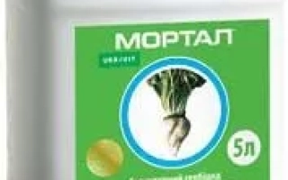 Белая канистра с этикеткой МОРТАЛ, гербицид для борьбы с сорняками.