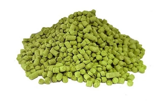 Кучка зеленых гранул хмеля Promin на белом фоне с флагом Украины сверху. - Луч