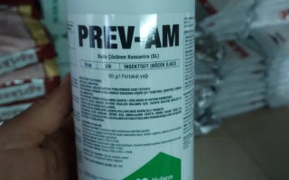 Бутылка с препаратом PREV-AM на фоне полок - РАК 3+4