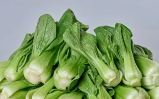 Fresh Yang Qing Choi on a wooden board