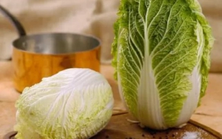 Свежая капуста на деревянной доске с ножом и сковородой на фоне - РИЧИ F1