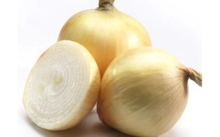 Свіжий цибуля Купідо, нарізана і ціла