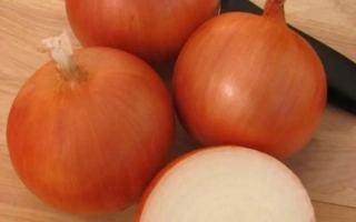 Червоні цибулинки на дерев'яній поверхні - Медуза