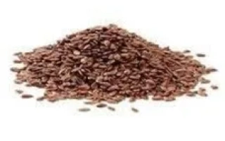 Кучка семян льна на белом фоне - Есмань