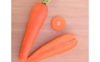 Свежая морковь с нарезкой на деревянном фоне - Абликсо F1