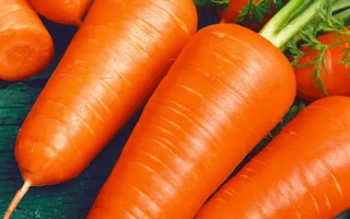 Свежие моркови на деревянной поверхности - Талисман