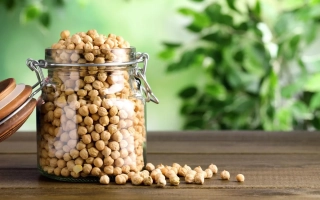 Банка с нут на деревянной поверхности - Достаток