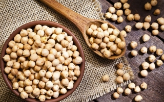 Нут в деревянной миске и на деревянной ложке на льняной ткани - НАУКА