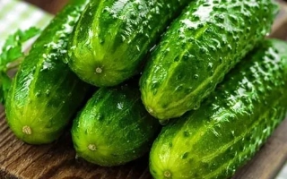 Свежие огурцы сорта ЭЛЬФ на деревянной доске