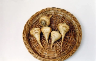 Корнеплоды пастернак в плетёной корзине - Сердечко