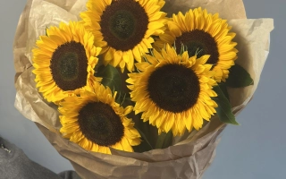 Букет из пяти подсолнухов в крафтовой бумаге - СОЛНЕЧНЫЙ БУКЕТ