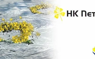 Желтые цветы рапса на фоне поля с логотипом НК Петрол