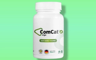 Бутылка ComCat на зелёном фоне - Альга