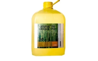 Желтая канистра с этикеткой АЗОТЕР СЦ на фоне зеленого поля