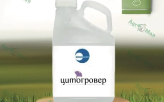 Бутылка с продуктом Цитогровер на деревянной подставке на фоне травы.