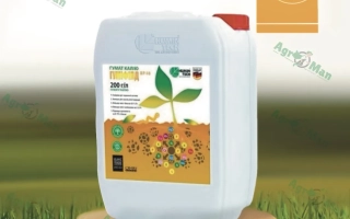 Белая канистра с этикеткой на фоне травы и логотипа - Гумифилд ВР-18