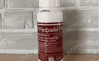 Бутылка с продуктом Рефайн на деревянной поверхности