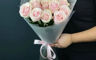 Букет из 11 розовых роз в прозрачной упаковке с лентой - РУИМГ 011