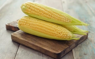 Свежая сахарная кукуруза на деревянной доске - Деликатесная