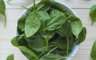 Бowl с свежим шпинатом на деревянной поверхности - Rembrandt