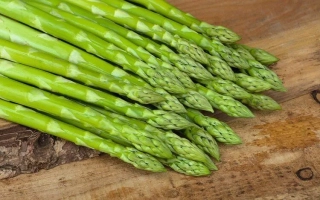 Свежая спаржа на деревянной поверхности - Бахус