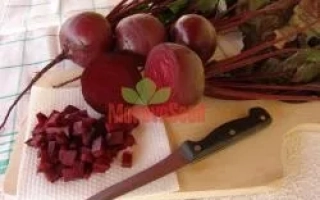 Свекольные корнеплоды и нарезка на доске с ножом - Бона