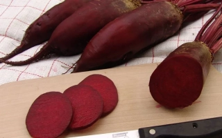 Свекольные корнеплоды и нарезка на доске с ножом - Монорубра